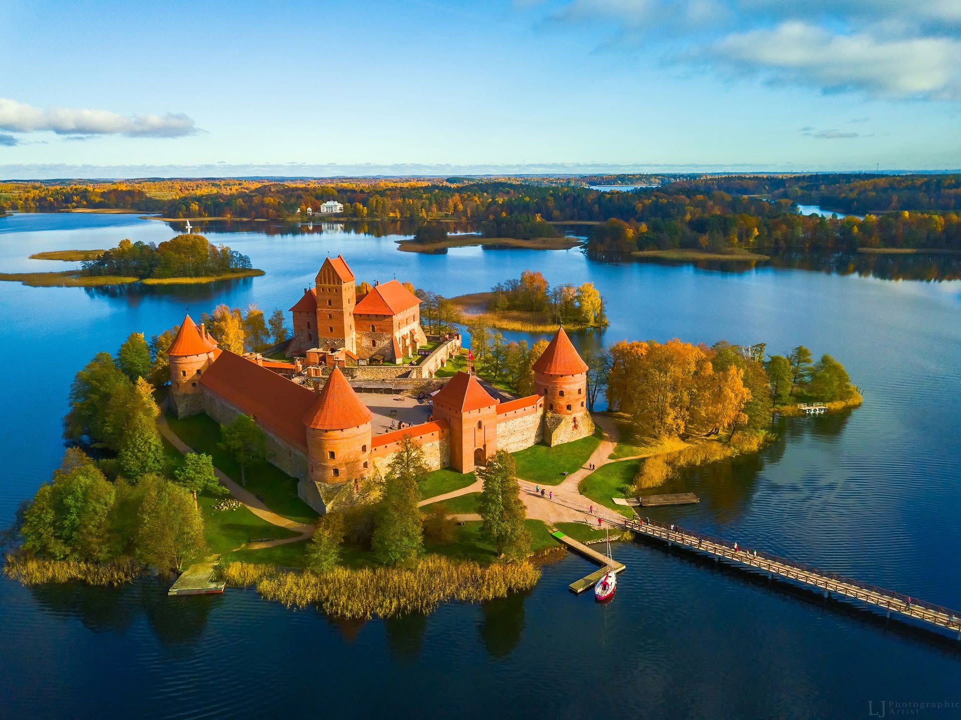 Trakų salos pilis Galvės ežere rudenį iš paukščio skrydžio, Lietuva
